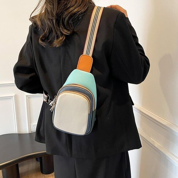 Water-Resistant Leather Crossbody Purse - Lightweight Design for Essentials - Picture 3 of 7